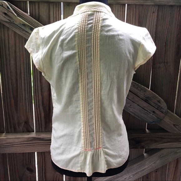 Gap Light Yellow Cotton Short Sleeve Snap Button Blouse with Pink Pintuck Design - Picture 2 of 5